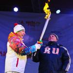 Олимпионика с факелом встречает губернатор Омской области Виктор Назаров