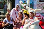 Парад приветствовали участники костюмированного праздника на Любинском проспекте