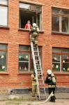 Пожарные должны не только спасти человека, но и потушить условное возгорание — на второй этаж протягивают шланг