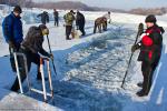 Пока мужчины заняты разбивкой  40-сантиметрового льда, девушки расчищают площадку вокруг