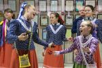 В фойе Дворца молодежи гостей встречает образцовый фольклорный ансамбль «Скоморошина»