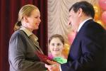 Глава администрации округа Сергей Михайлович Никифоров вручает диплом одной из победительниц конкурса «Женщина Прииртышья»