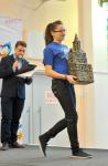 Вожатая городского педагогического отряда выносит замок из папье-маше, изготовленный детьми из арт-студии «Мне хорошо!»