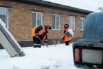На  улице Кузбасской специалисты помогают одиноким ветеранам вывозить снег с  придомовых территорий