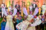 Праздничный концерт открыли девушки в необычных светящихся костюмах