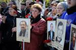 Участники митинга пришли с портретами родных, погибших в Чернобыле