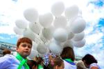 Дети запустили в небо воздушные шары с прикреплёнными к ним бумажными журавлями