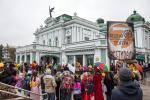 Возле старейшего омского театра участники процессии образовали овал для ритуала