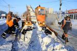 Работы по раздвижке снежных валов, уборке и вывозу снега выполняются на участках с интенсивным движением транспорта