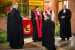 Александр Шайерманн получает епископский крест