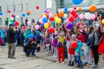 Завершился праздник символической акцией: дети и взрослые отпустили в небо шарики с бумажными голубями