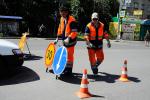 Дорожные рабочие устанавливают временные знаки для обеспечения безопасности проведения работ