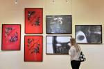 Графику омского художника Анастасии Гуровой (справа) можно увидеть на многих международных выставках
