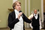 Ведущий Алексей Евсеев оглашает программу бала