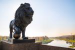 Скульптура льва на мосту через реку Днепр