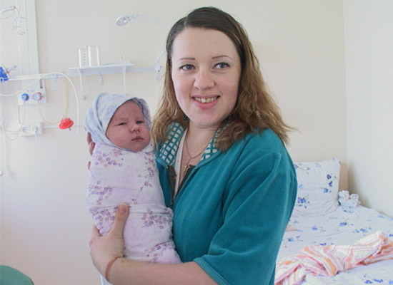 Молодая мама и новорожденный роддома № 1