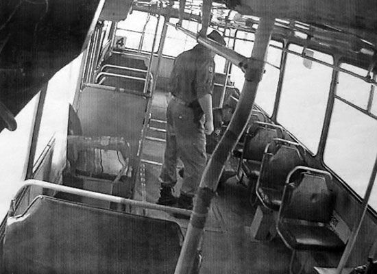 Забытую в салоне троллейбуса сумку осматривает наряд полиции: кадр системы видеонаблюдения