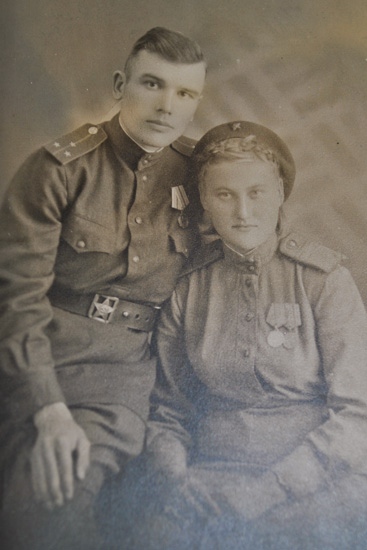 Вов семей. Семья в военные годы. Семья в годы войны. Война семей. Военные фотографии семейные.