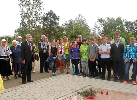 Митинг возле памятника