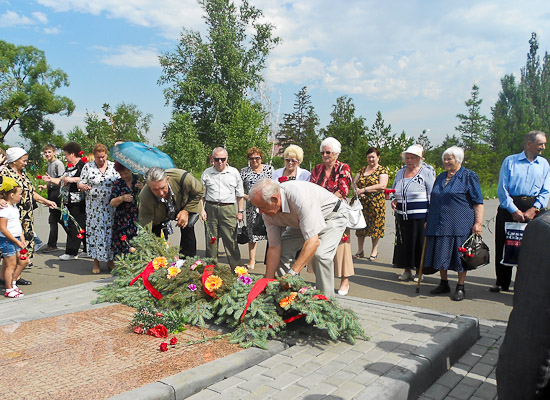 Возложение венка к братской могиле