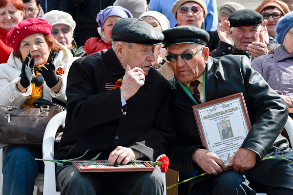 Ветераны на бульваре Победы в Омске