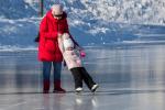 Выход на лед в погожий день сулит массу удовольствия