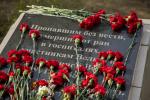 Абсолютно все мемориалы парка в этот день утопают в цветах