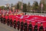 Гигантское Знамя Победы по традиции несут перед колонной «Бессмертного полка»