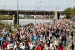 Машины на Ленинградском мосту снижают скорость, чтобы рассмотреть шествие