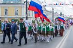 Конечно, флаг России — главный символ праздника