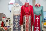 Народные костюмы созданы Марией Севоян с вниманием к историческим деталям