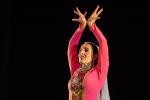 Выразительные движения рук характеризуют армянский женский танец