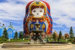 俄罗斯套娃广场。广场主体建筑是一个高30米的大套娃，套娃身内是俄式餐厅和演艺大厅。最高的套娃周围有八个较小的和另外两百个更小的套娃。后者代表着不同的地区和国家。