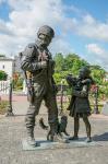 “懂礼人”塑像。它位于共和国广场。此塑像献给2014年参与克里米亚并入俄罗斯行动的俄罗斯军人（即“懂礼人”）。