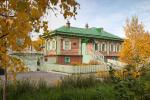 商人的庄园，G·S·克莱皮科夫商人故居。这是苏尔古特市唯一的保存在其历史地点的19~20世纪建筑物。它一直保留着19世纪后期西伯利亚木结构的建筑风格。房子里展示了许多代表商人生活的展品。