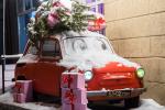 Маленький магазин цветов по соседству внес свой вклад в украшение центра города