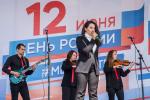 В числе первых на сцену выходят артисты Донецкой филармонии