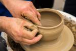 В считанные минуты ком глины приобретает очертания изящного горшочка