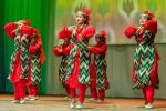 С узбекским танцем на сцене появляется коллектив «Ажар»