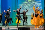Конечно, это казахский танец — театрализованный и многоплановый