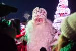 Уже после представления Дед Мороз уделяет внимание омскому телеканалу…
