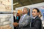 Большой интерес к экспозиции проявил почётный гость из Казахстана Марат Койшибаев (слева)