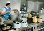 На школьной кухне колдуют опытные повара