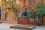 54. Памятник Чокану Валиханову возле консульства Республики Казахстан. Скульптор
  Азат Баярлин. 2004