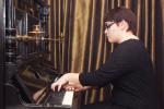 За фортепиано — студентка музыкального училища имени В.Я. Шебалина Яна Черская