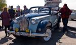 Ретромобили всегда привлекают зрителей