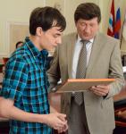Мэр Омска Вячеслав Двораковский вручает премию Василию Алексеенко