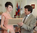 Вячеслав Двораковский вручает премию Марине Лященко