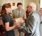 Мэр и председатель жюри вручают премию Дарье Решетниковой