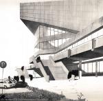 Масштаб и необычный вид здания призван вызывать ассоциации с мощным движением вперёд